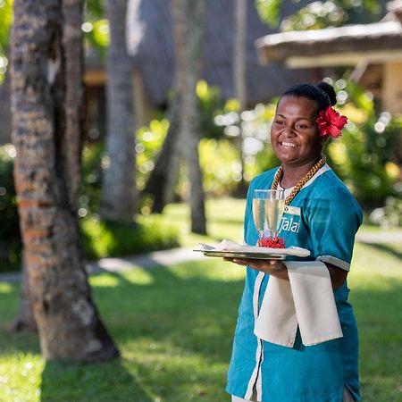 أوتريغر فيجي بيتش ريزورت كوروتوغو المظهر الخارجي الصورة A hotel staff in Mauritius