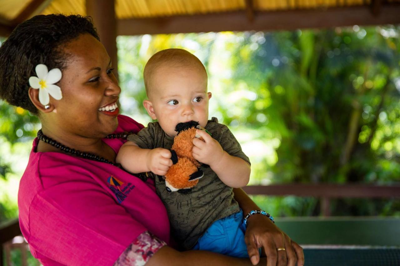أوتريغر فيجي بيتش ريزورت كوروتوغو المظهر الخارجي الصورة A mother and child in the Marshall Islands