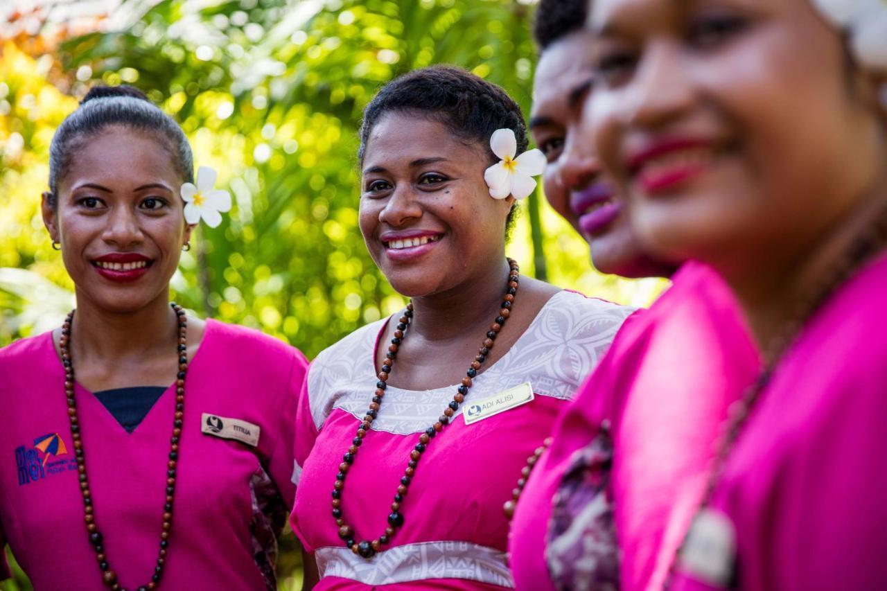 أوتريغر فيجي بيتش ريزورت كوروتوغو المظهر الخارجي الصورة A group of Dominican women