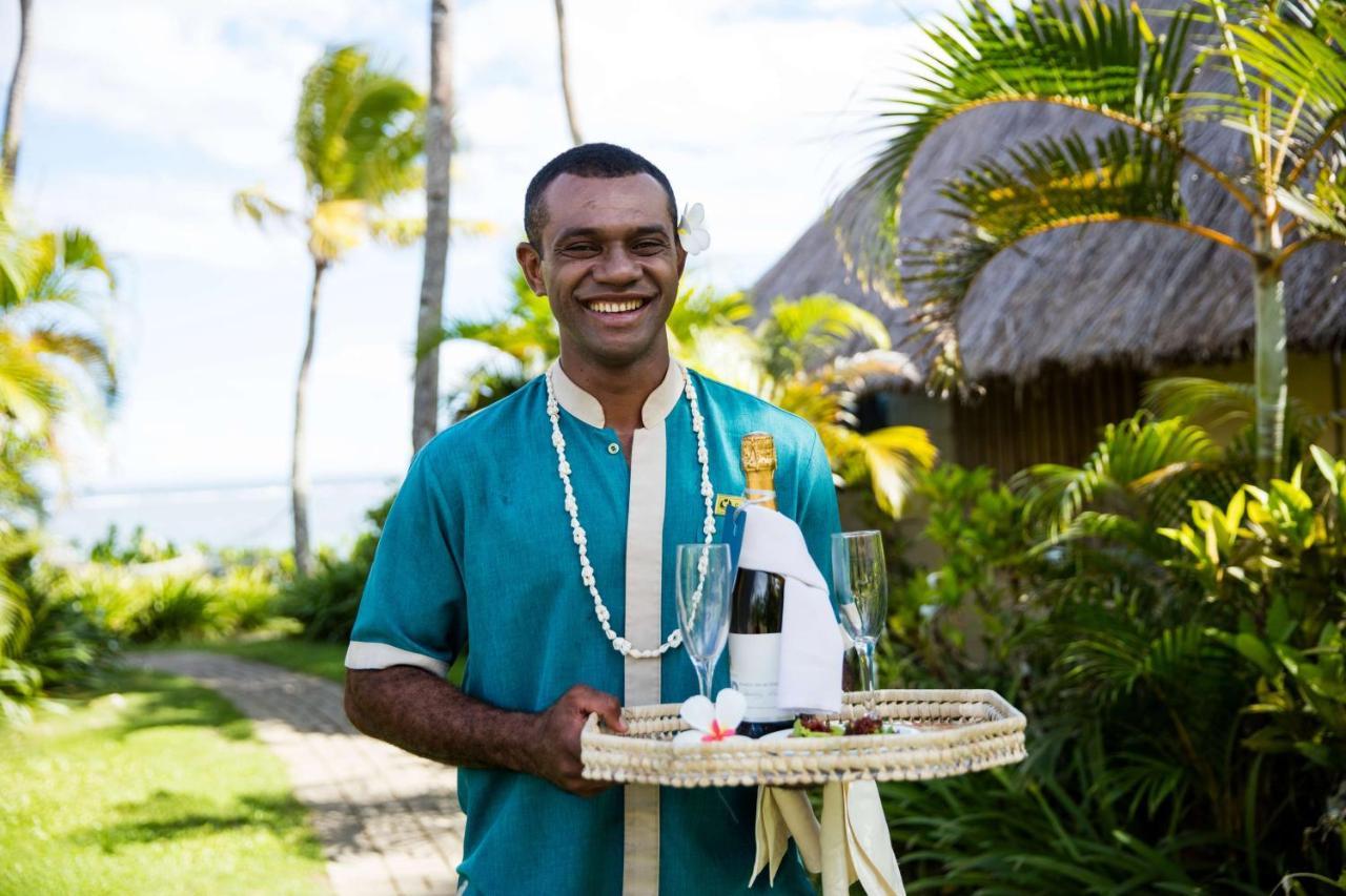 أوتريغر فيجي بيتش ريزورت كوروتوغو المظهر الخارجي الصورة A hotel butler in the Maldives