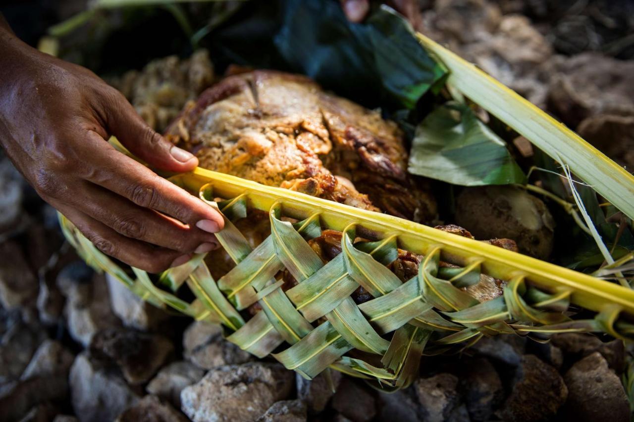 أوتريغر فيجي بيتش ريزورت كوروتوغو المظهر الخارجي الصورة Kava being prepared in Fiji
