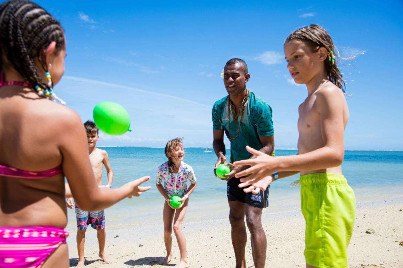 أوتريغر فيجي بيتش ريزورت كوروتوغو المظهر الخارجي الصورة Children playing with beach balls