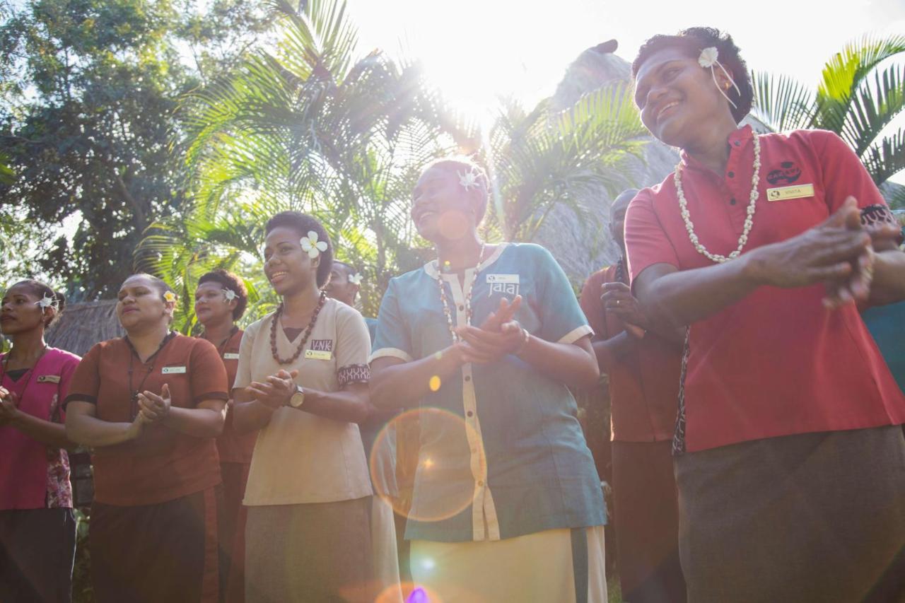 أوتريغر فيجي بيتش ريزورت كوروتوغو المظهر الخارجي الصورة A group of people dancing in the Solomon Islands