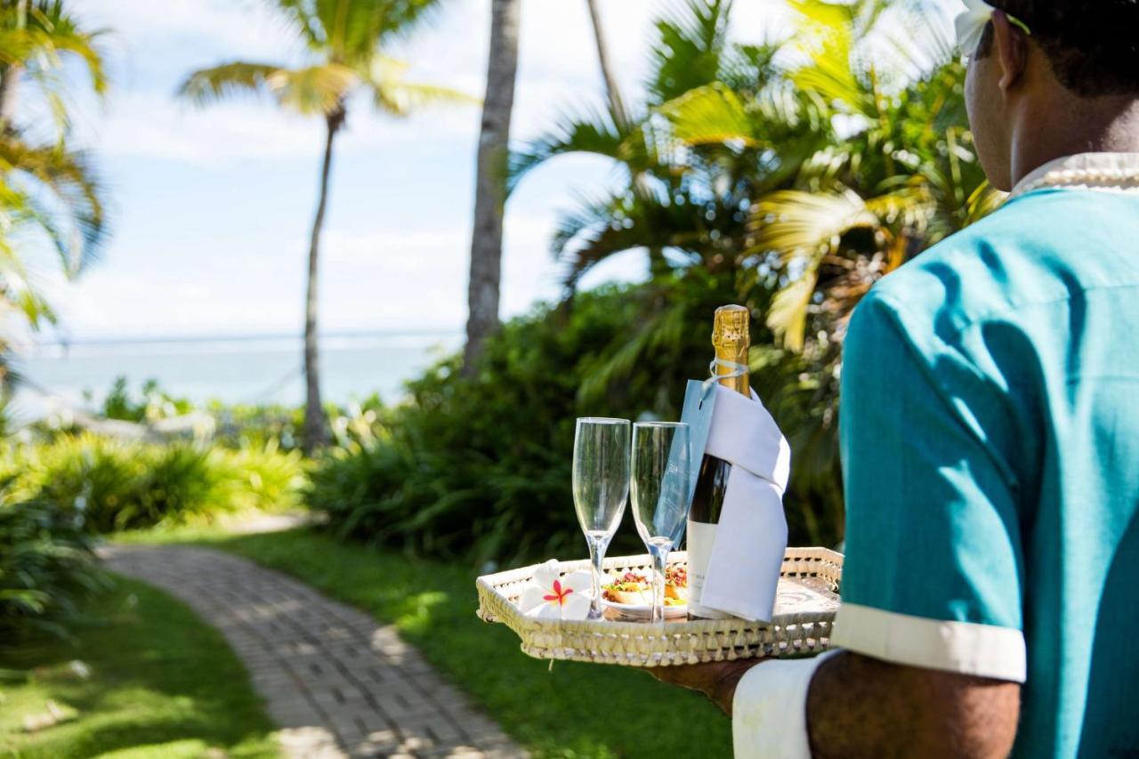 أوتريغر فيجي بيتش ريزورت كوروتوغو المظهر الخارجي الصورة A butler at the Four Seasons Resort Maldives at Landaa Giraavili