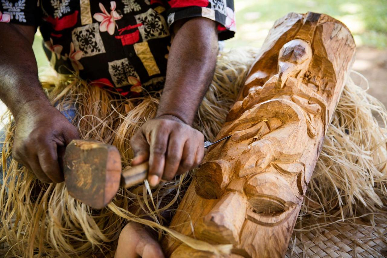 أوتريغر فيجي بيتش ريزورت كوروتوغو المظهر الخارجي الصورة A man carving a mask in the Solomon Islands