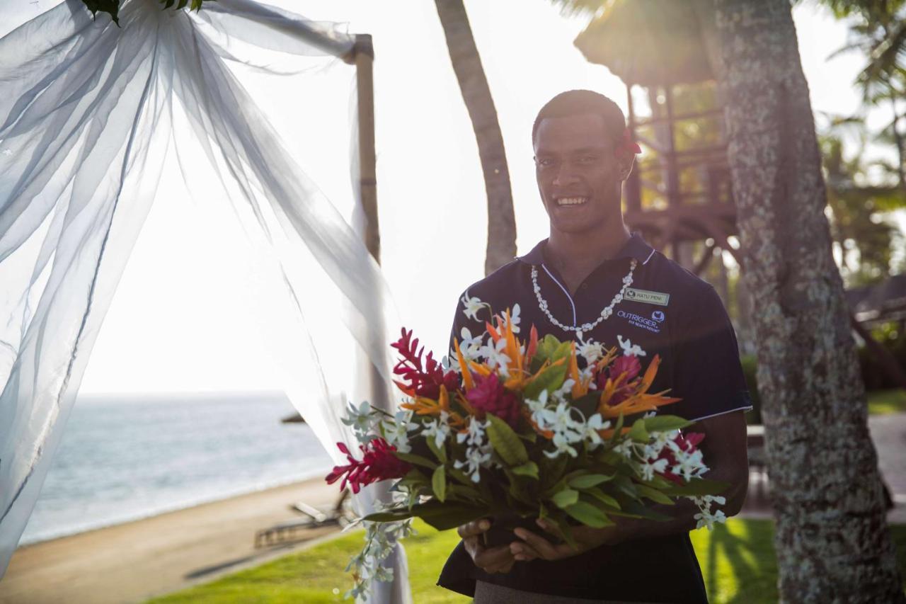 أوتريغر فيجي بيتش ريزورت كوروتوغو المظهر الخارجي الصورة A staff member at the Four Seasons Resort Maldives at the Landaa Giraavaru