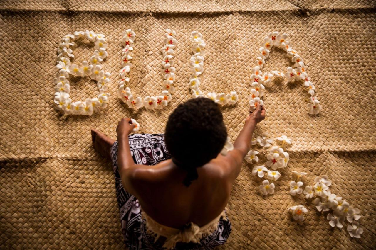 أوتريغر فيجي بيتش ريزورت كوروتوغو المظهر الخارجي الصورة A Samoan woman weaving a tapa