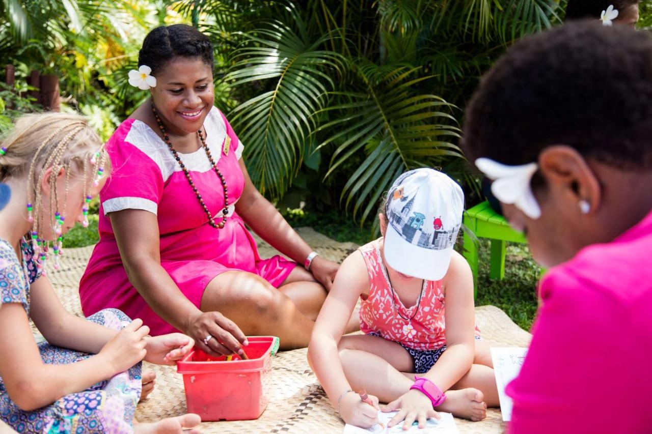 أوتريغر فيجي بيتش ريزورت كوروتوغو المظهر الخارجي الصورة A woman from the Seychelles with children