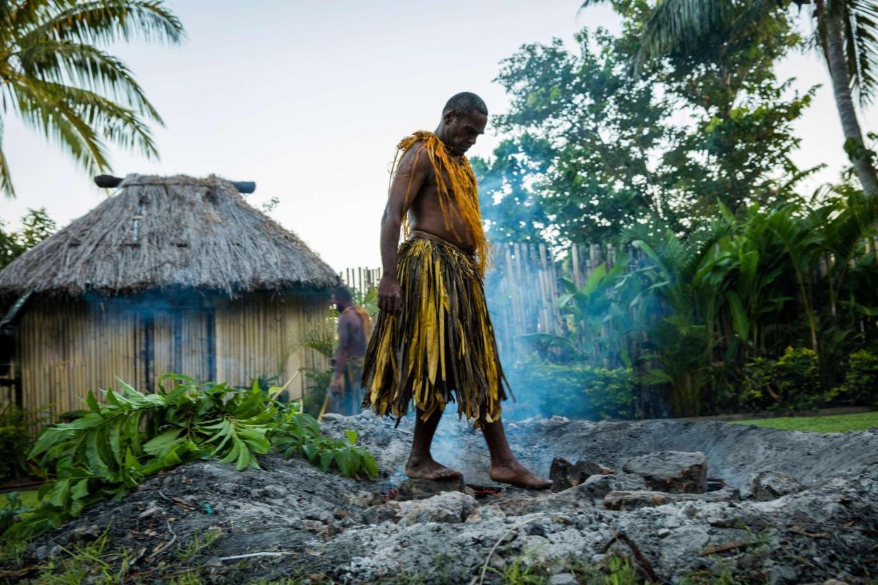 أوتريغر فيجي بيتش ريزورت كوروتوغو المظهر الخارجي الصورة A man from the village of Malu'a Satu, on the island of American Samoa