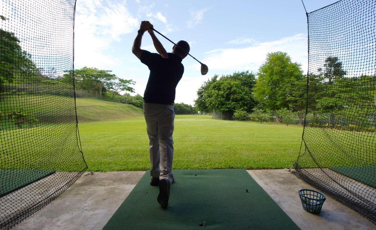 أوتريغر فيجي بيتش ريزورت كوروتوغو المظهر الخارجي الصورة A golfer practicing at a driving range