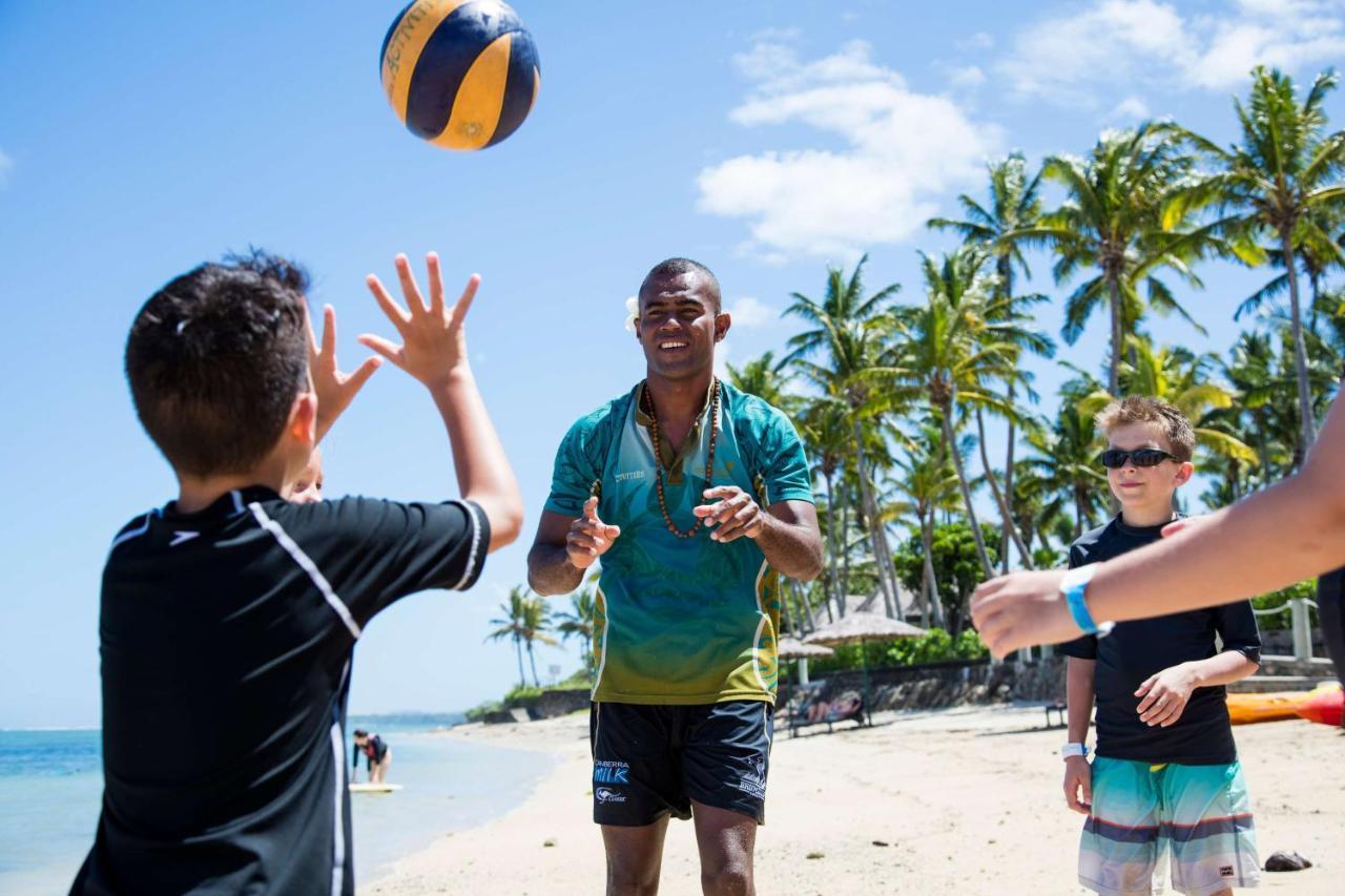 أوتريغر فيجي بيتش ريزورت كوروتوغو المظهر الخارجي الصورة Children playing beach volleyball
