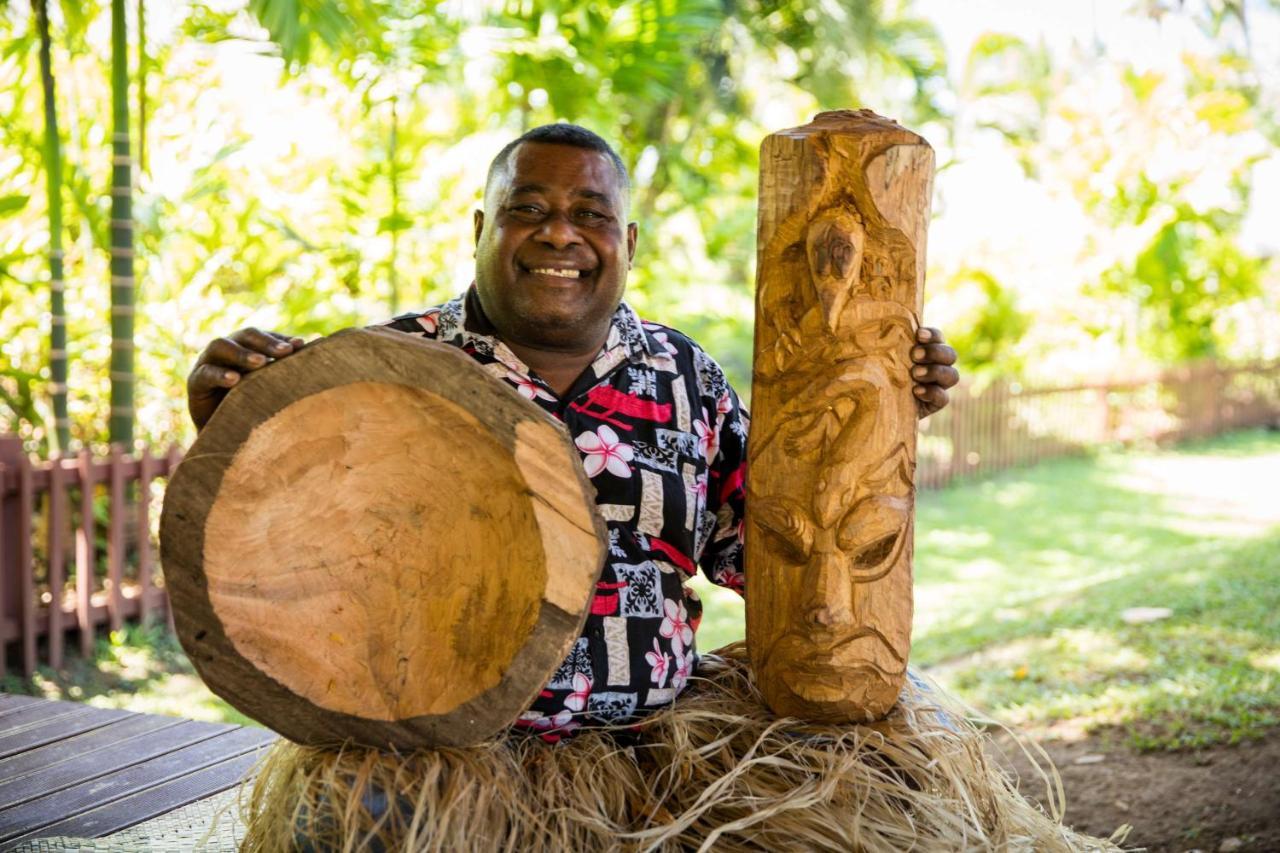 أوتريغر فيجي بيتش ريزورت كوروتوغو المظهر الخارجي الصورة A man from the Solomon Islands with a drum and a carved post