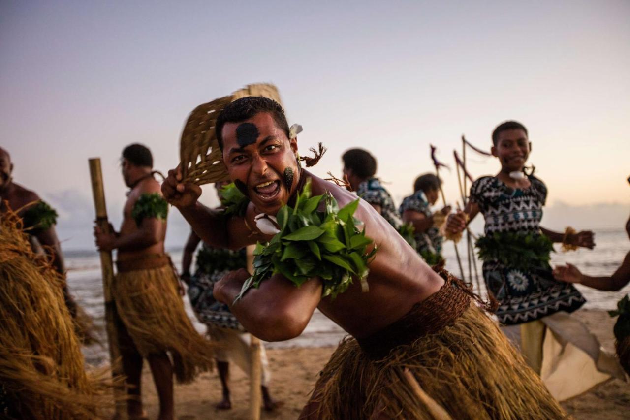 أوتريغر فيجي بيتش ريزورت كوروتوغو المظهر الخارجي الصورة A dancer from the Malaita province