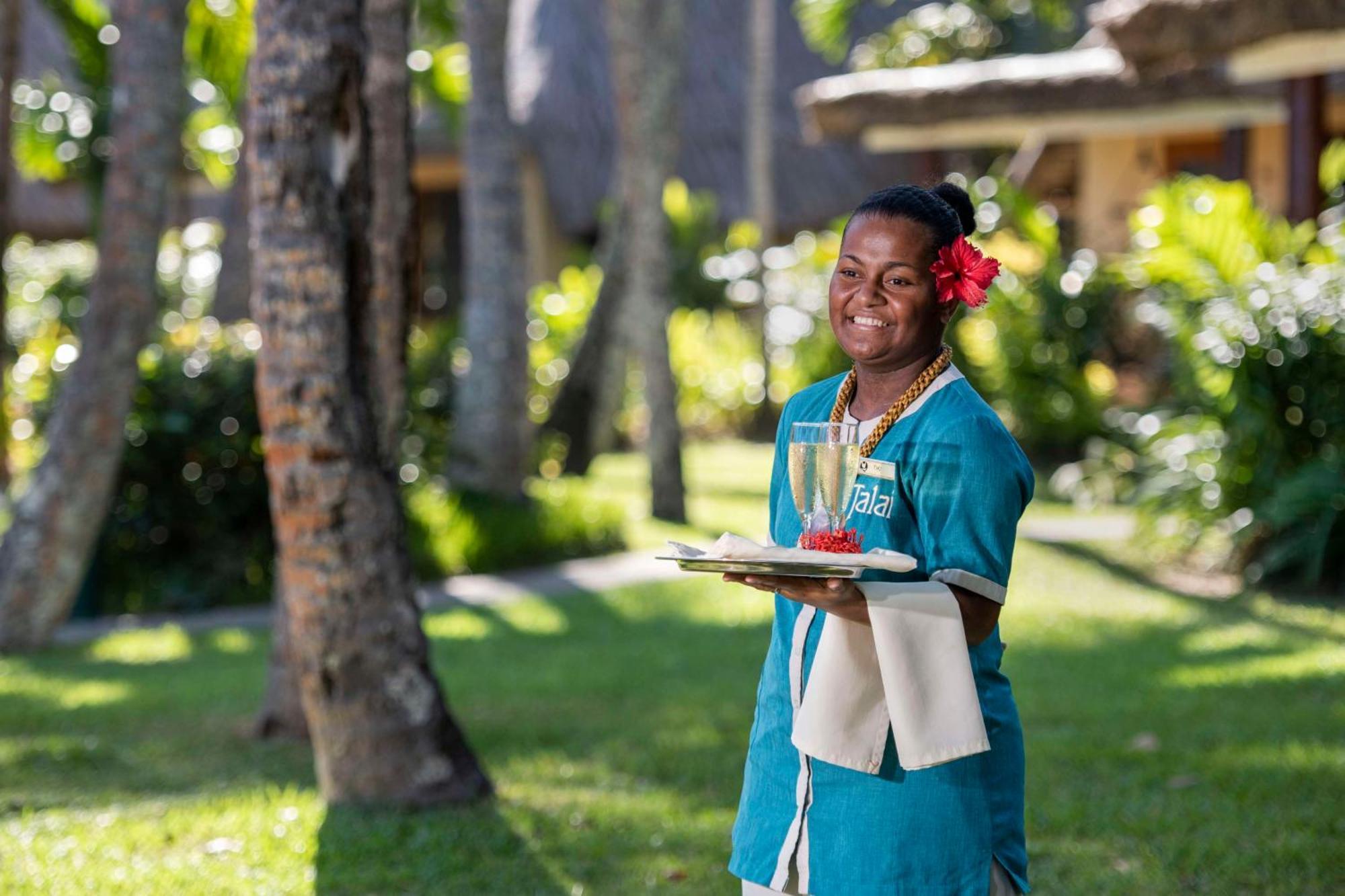 أوتريغر فيجي بيتش ريزورت كوروتوغو المظهر الخارجي الصورة A hotel staff in Mauritius